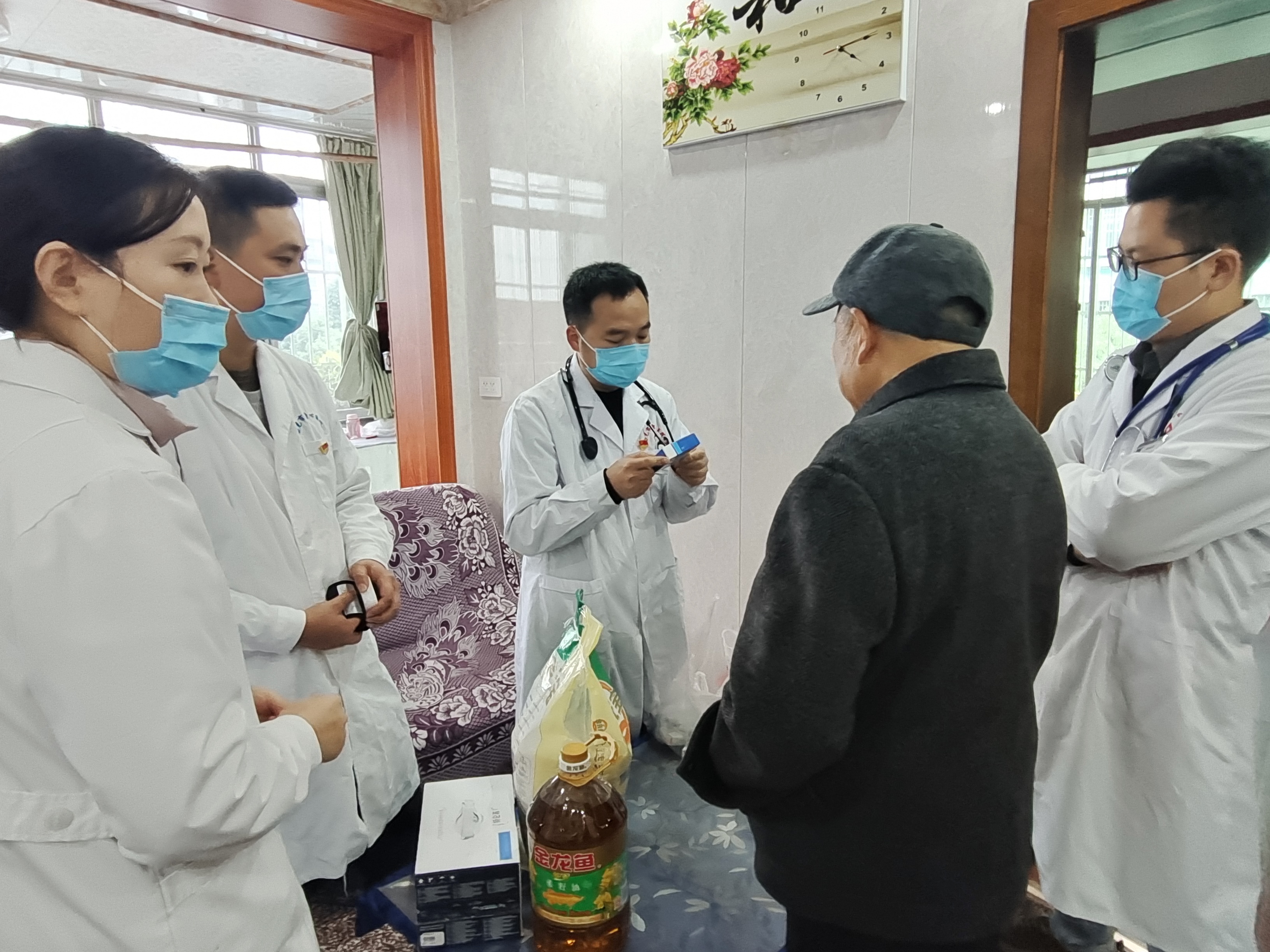 南充市身心医院第四党支部开展入户慰问义诊活动