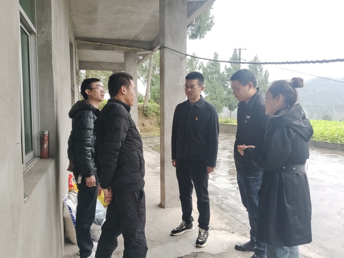 迎冬送暖，情系民心——南充市身心医院第四党支部冬日慰问定点帮扶家庭