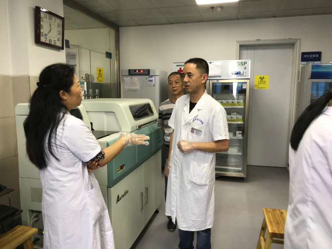 省医院王智斌主任技师对进行现场指导.jpg