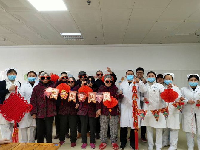 辞旧岁 迎新年--老年精神科医护共同点缀生活家园