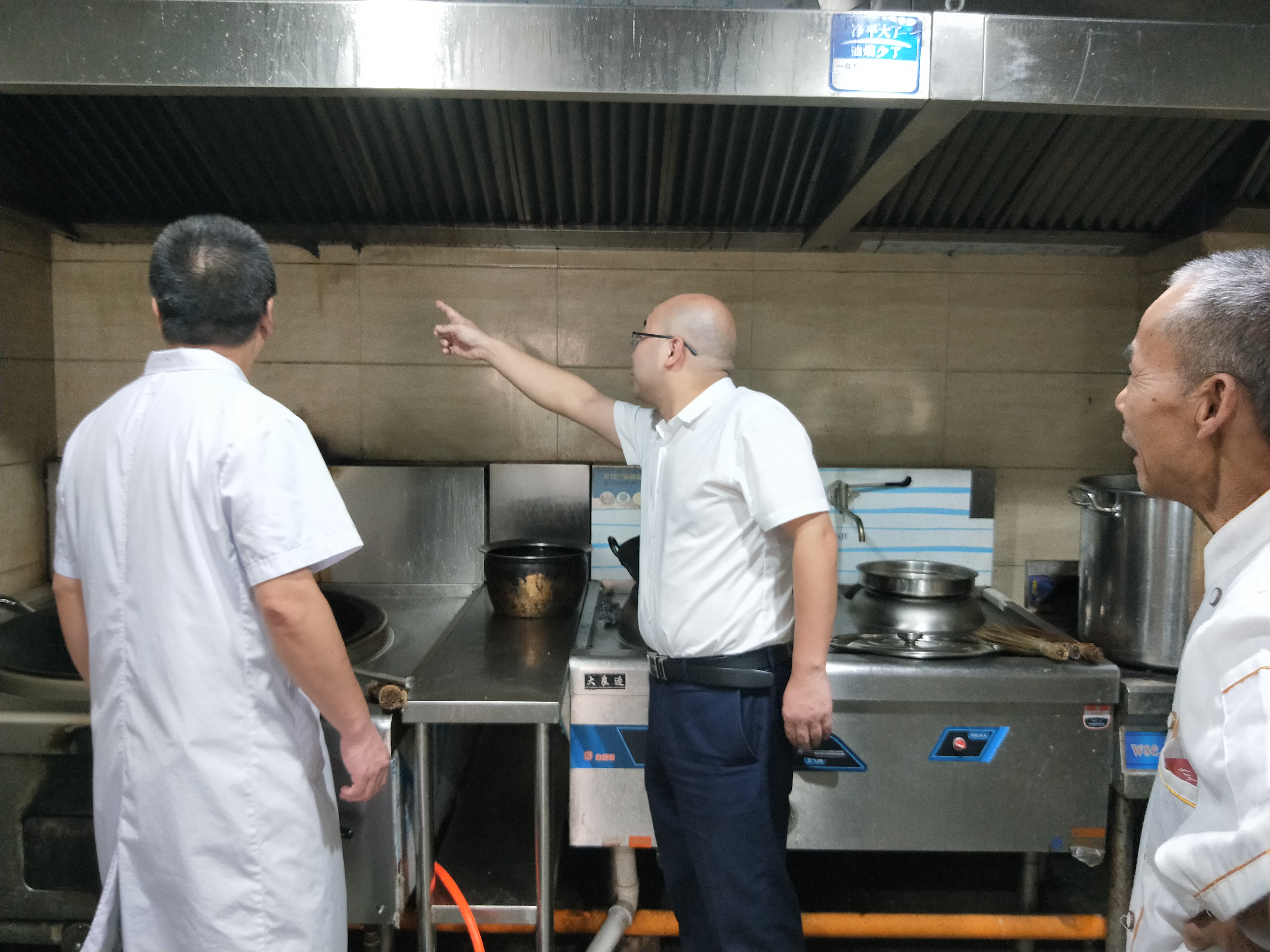 我院小龙分院开展国庆节前安全生产大检查 (3).jpg