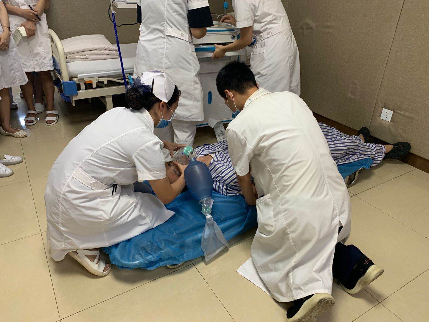 安全防控不懈怠 应急演练筑防线——小龙分院康复一病区组织开展应急演练