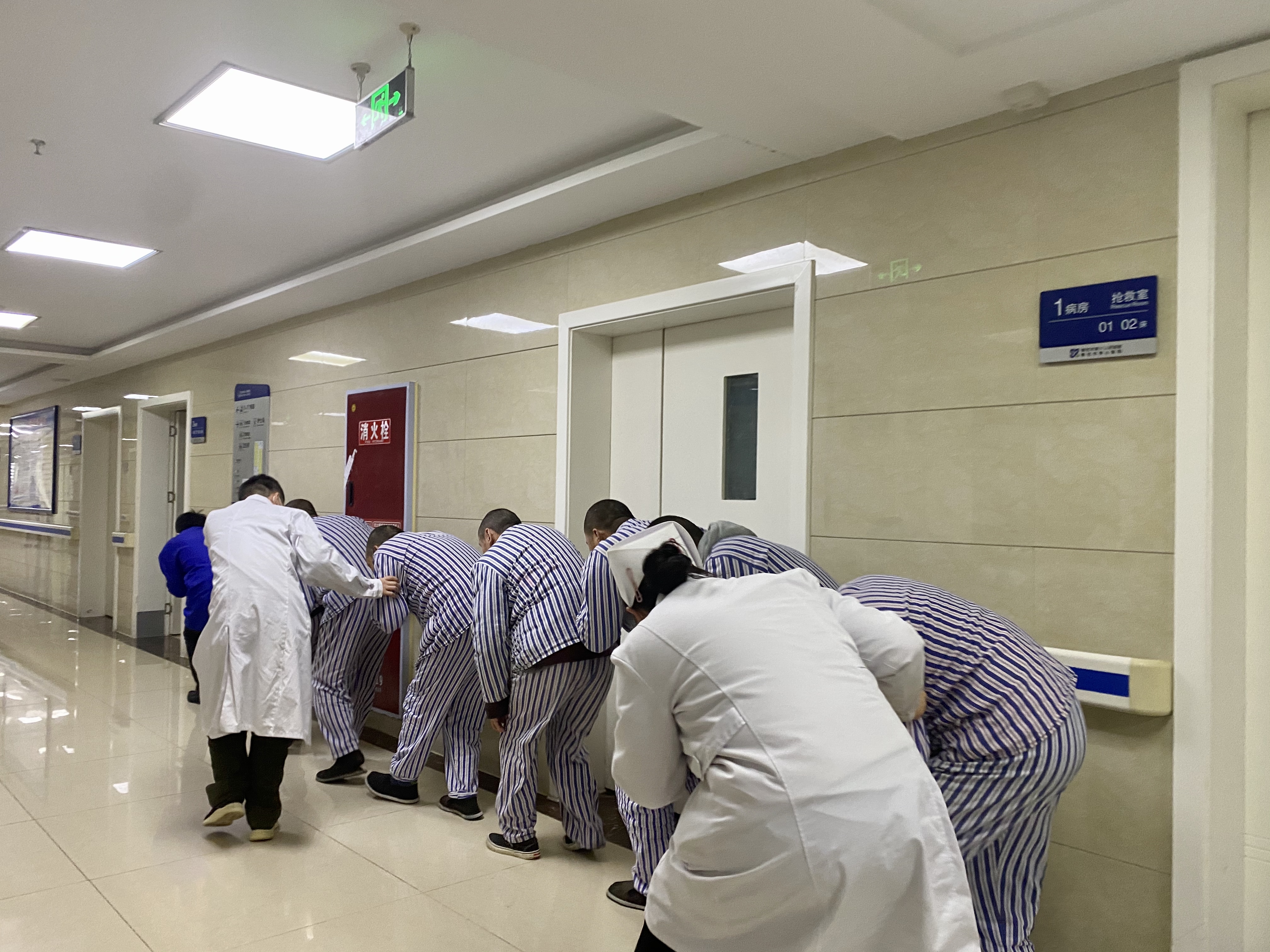 消防安全 “四懂四会” 谨记于心 ——小龙分院康复一病区组织开展消防演练