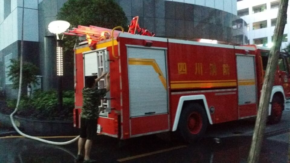 我院血液透析用水告急，消防官兵送来“救命水”