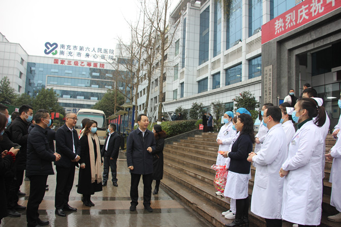 营山县委副书记、县长敬健到市身心医院春节慰问医务人员