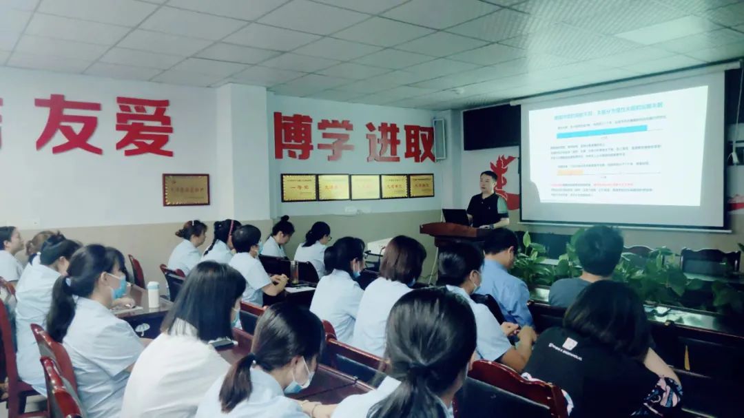 南充市“正心”健康工程检后服务组深入社区开展心理健康教育培训活动