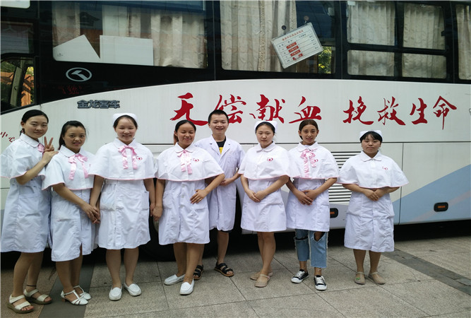 无偿献血，奉献爱心——我院“四叶草”服务队组织了一场义务献血活动