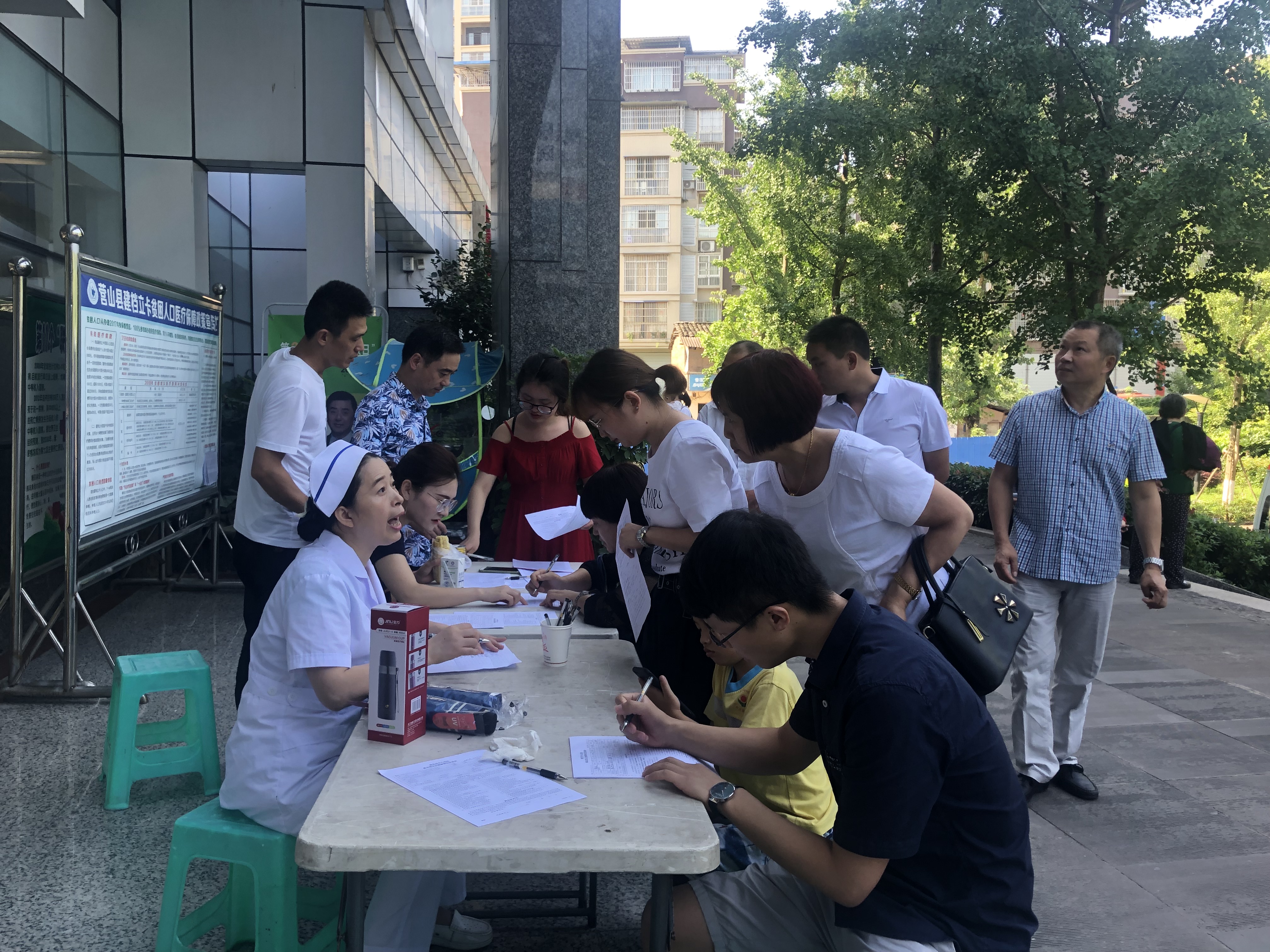  但愿人长久  热血注心田---记无偿献血活动