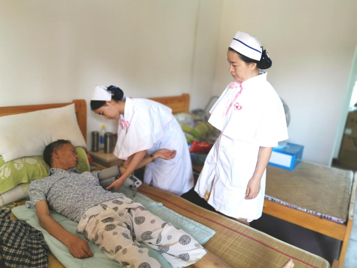 我院“四叶草”志愿者走进敬老院开展志愿服务活动